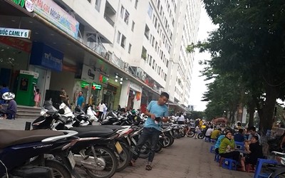 Khu đô thị Linh Đàm: Ngang nhiên chiếm vỉa hè làm bãi trông giữ xe