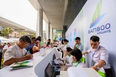 Chen chân xếp hàng mua vé 599.000 VND tại Bamboo Airways Tower