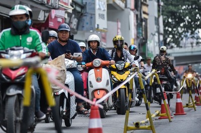 Rào chắn đường Trần Hưng Đạo để thi công ga ngầm Nhổn - ga Hà Nội