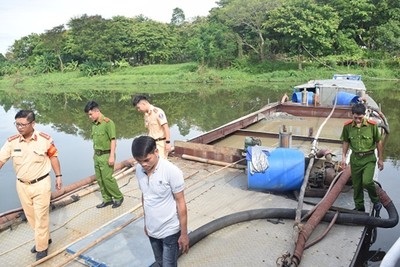Huế: Bắt tàu không giấy phép, khai thác cát lậu trên sông Hương