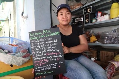 Cô gái trẻ truyền thông điệp ‘bán rau không bán túi ni-lông’