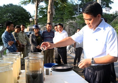 Chủ tịch Hà Nội thị sát công nghệ làm sạch sông Tô Lịch