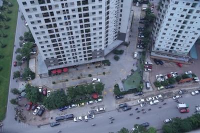 Nhiều bãi xe không phép khu vực HH Linh Đàm, cơ quan chức năng ở đâu