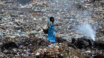 Báo động bãi rác cao hơn núi ở Ấn Độ
