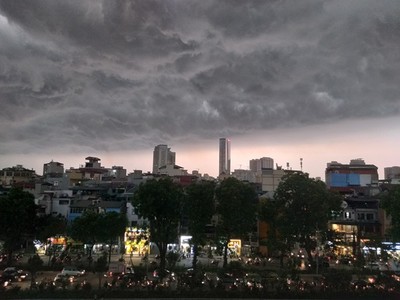 Hà Nội: Hình ảnh cơn giông kinh hoàng đổ bộ về Thủ đô