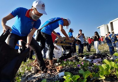 Hơn 3.000 người nhặt rác, dọn sạch bãi biển Đà Nẵng