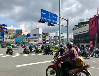 Ức chế với 1.001 kiểu dừng đèn đỏ vô ý thức ở Sài Gòn