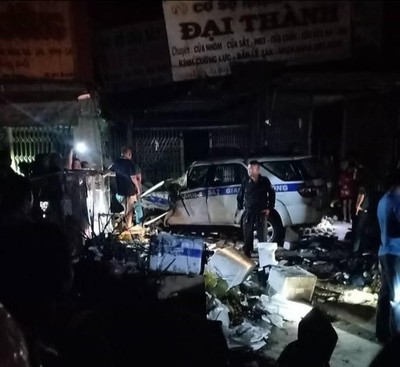 Bình Dương: Xe CSGT tông vào tiệm vàng, 1 người tử vong