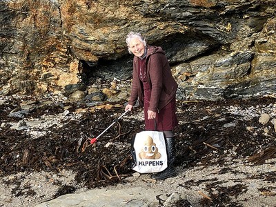 Cụ bà 70 tuổi dọn rác ở 52 bãi biển