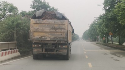 Hà Nội: Phớt lờ quy định, xe tải vô tư vào phố cấm