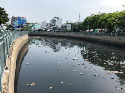 TP.HCM: Rác thải phủ dày mặt kênh Tân Hóa - Lò Gốm