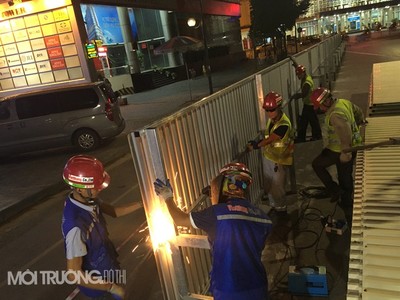 Quây rào tôn đường Trần Hưng Đạo trong đêm để thi công ga ngầm S12