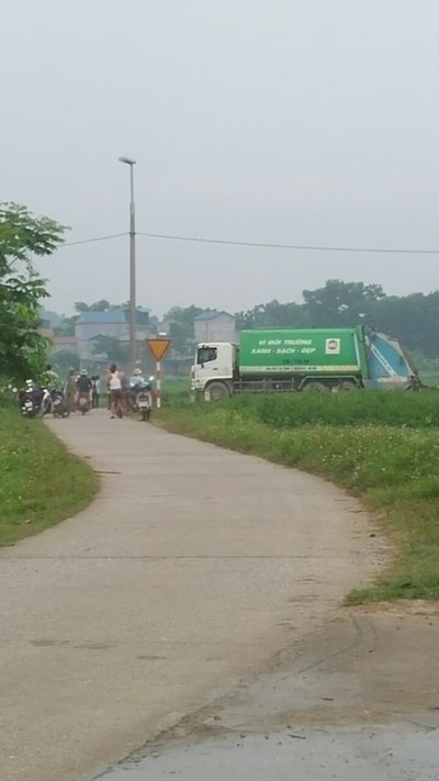 Người dân tiếp tục chặn xe chở rác thải vào bãi rác Nam Sơn