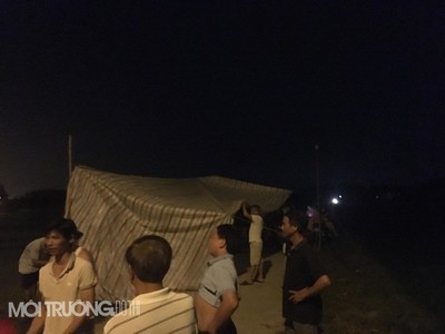 Bãi rác Nam Sơn: Người dân dựng lều bạt ngủ ngoài đường chặn xe rác