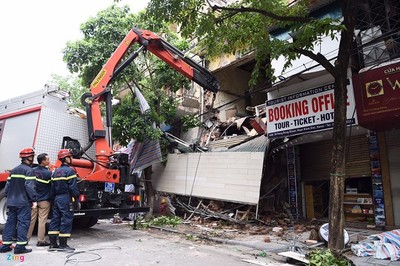 Hà Nội: Sập nhà trên phố cổ, xe xúc tìm kiếm người nghi mắc kẹt