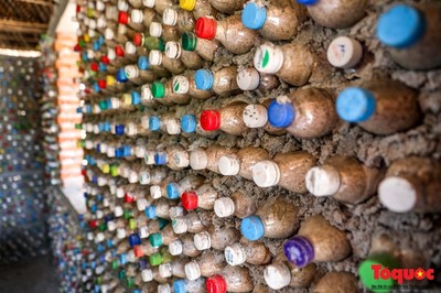 Độc đáo ngôi nhà được làm từ hàng nghìn vỏ chai nhựa bỏ đi ở Lý Sơn