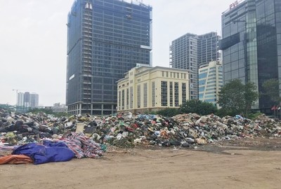 Núi rác 'khủng' giữa lòng Hà Nội: Do thành phố chỉ đạo đổ?