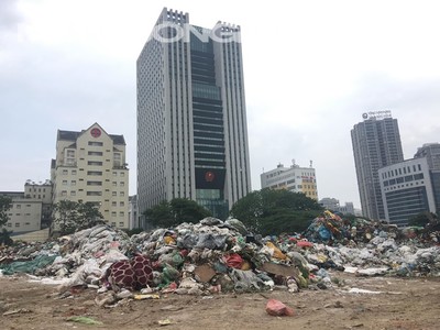 Xuất hiện bãi rác 'lạ' giữa trung tâm hành chính quận Cầu Giấy