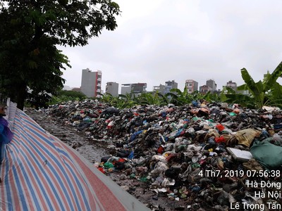 Rác bao phủ Hà Nội, tràn từ hẻm ra đường lớn vì tắc bãi rác Nam Sơn