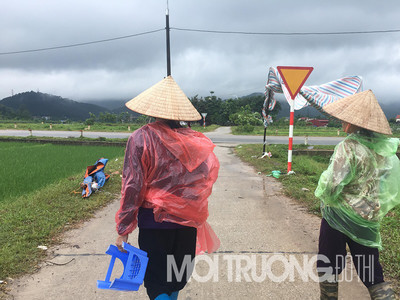 Vụ bãi rác Nam Sơn: Người dân đội mưa tiếp tục chặn xe rác