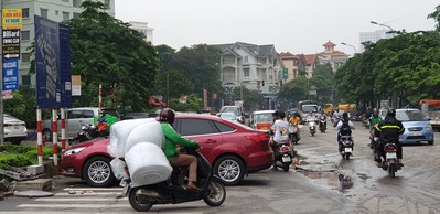 Tái diễn tình trạng bãi xe 'náo loạn' tại Khu đô thị Linh Đàm