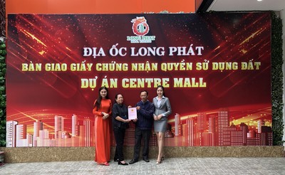 Tp.HCM: Địa ốc Long Phát bàn giao sổ đỏ cho cư dân Centre Mall