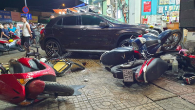 Nữ tài xế lái Mercedes đâm hàng loạt xe máy khiến 6 người bị thương
