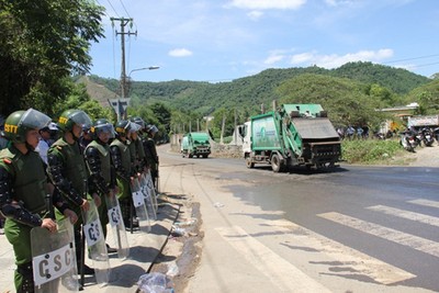 Đà Nẵng: Công an vào cuộc để xe chở rác vào bãi rác Khánh Sơn