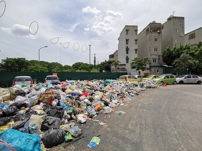 Bãi rác tự phát ngập hàng km đường ngay giữa Thủ đô