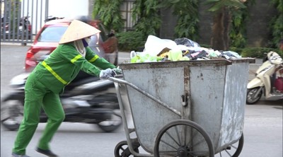 Công nhân vệ sinh môi trường nhọc nhằn với rác nhựa