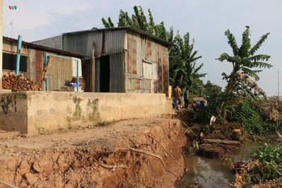 27 hộ dân ở An Giang có nguy cơ bị cuốn xuống sông do lở đất