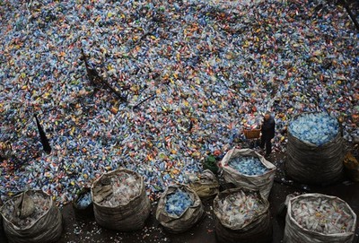 Thế giới vật lộn trong núi rác hơn 2 tỷ tấn