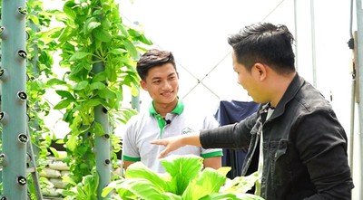 Nhóm bạn trẻ 9X khởi nghiệp với máy trồng rau sạch trên không trung