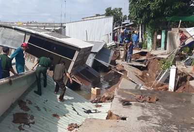 Đồng Tháp: Sạt lở khiến 5 căn nhà đổ sụp xuống sông lúc rạng sáng