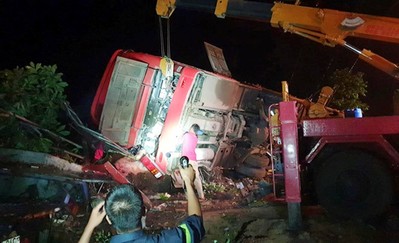 Đắk Lắk: Lật xe khách trong đêm, hàng chục người thương vong