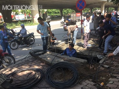 Hà Nội: Hố ga bốc cháy dữ dội tại đường Khuất Duy Tiến
