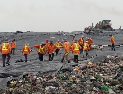 Những công nhân làm việc trên ‘núi rác’ lớn nhất ở TP.HCM