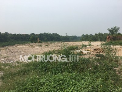 Hà Nội: Hàng ngàn m3 chất thải bị đổ trộm xuống sông Cà Lồ