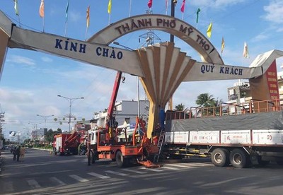 Tiền Giang: Ô tô tải tông gãy cổng chào TP Mỹ Tho