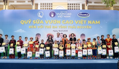 Quỹ vươn cao Việt Nam và Vinamilk tặng 70.000 ly sữa cho Thái Nguyên