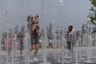 Nước Mỹ quay cuồng trong đợt nắng nóng kỷ lục