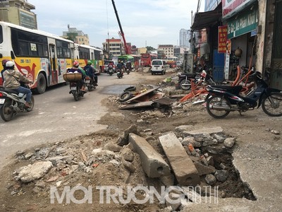 Hà Nội: 'Bẫy' giao thông tiềm ẩn dọc đường Phạm Văn Đồng