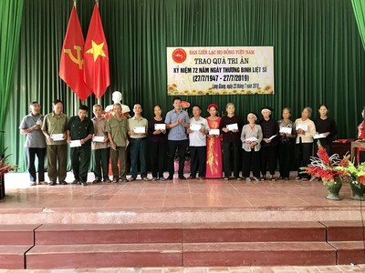 Họ Đồng Việt Nam thăm, tặng quà các gia đình thương binh, liệt sĩ