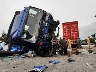 Hải Dương: Xe tải đè chết 5 người đứng xem tai nạn giao thông
