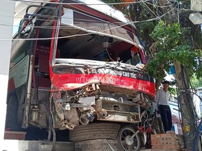 Xe khách đâm liên hoàn tại Quảng Ninh, 5 người thương vong