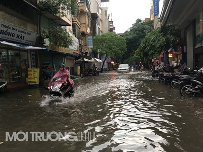 Hà Nội: Sau 40 phút mưa, nhiều nơi ngập như sông