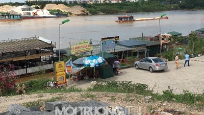 Long Biên: Nhà hàng nổi không phép 'mọc' sát bờ kè sông Đuống?
