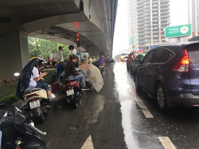 Hà Nội: Gầm cầu thành nơi trú mưa cho người đi đường trong mưa bão