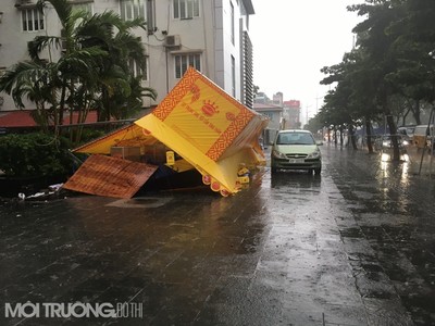 Hà Nội: Hố ga không nắp trong mưa bão gây nguy hiểm