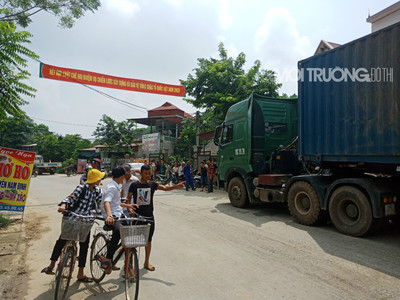 Vì sao người dân chặn 2 xe ô tô chở rác ở Phú Thọ?